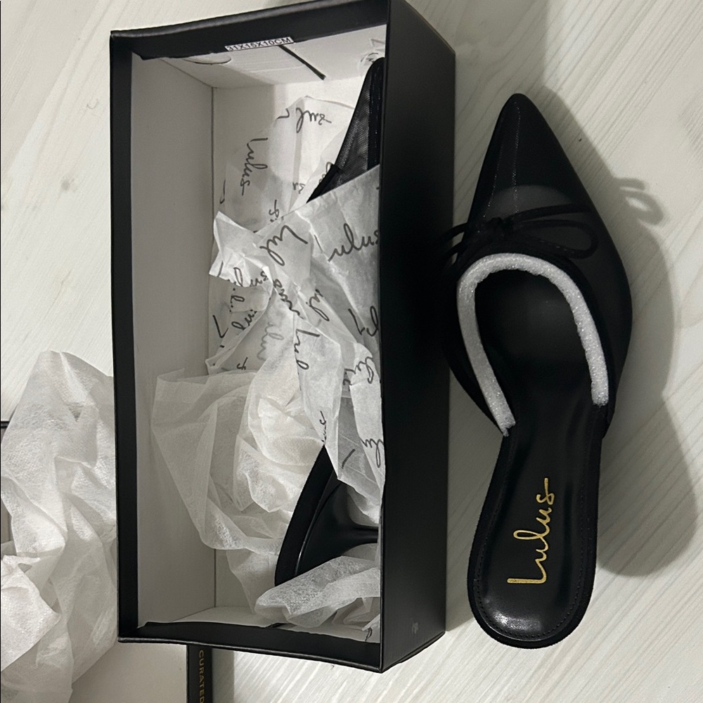Lulu's Black Pointed-Toe Mules